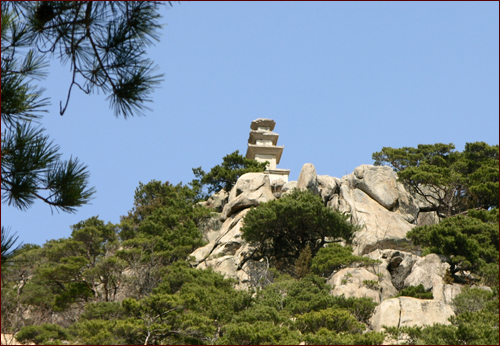 용장골 산기슭에서 본 삼층석탑.  이 탑을 올려볼 때는 마치 '부처나라'를 보는 듯한 신비한 감동을 느낀다 